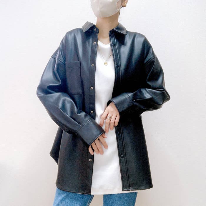 GU(ジーユー)のおすすめのレディースアイテム「フェイクレザーオーバーサイズシャツ(長袖)(セットアップ可能)」