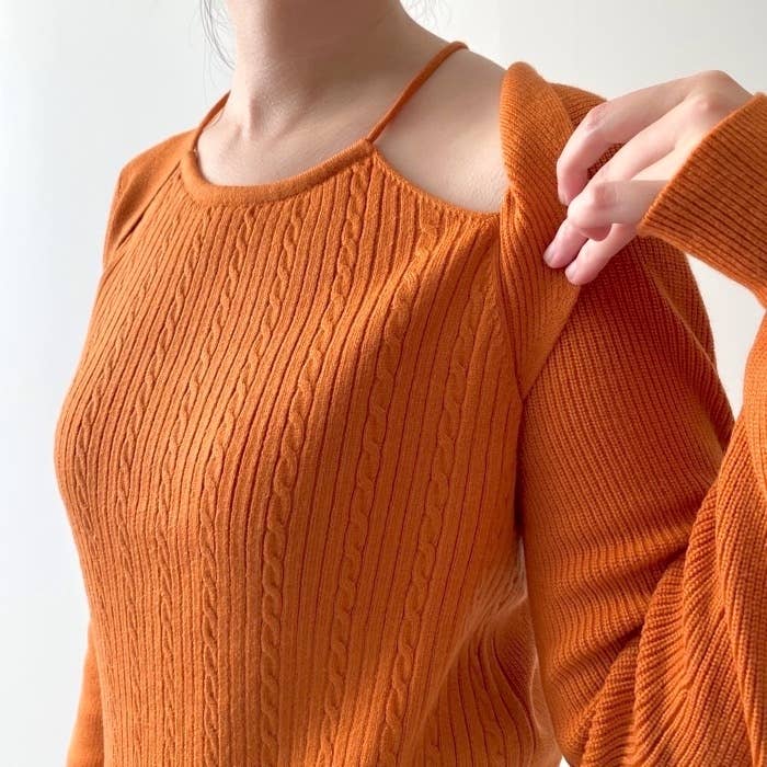 GUのオススメのトップス「レイヤードルックセーター(長袖)+E」