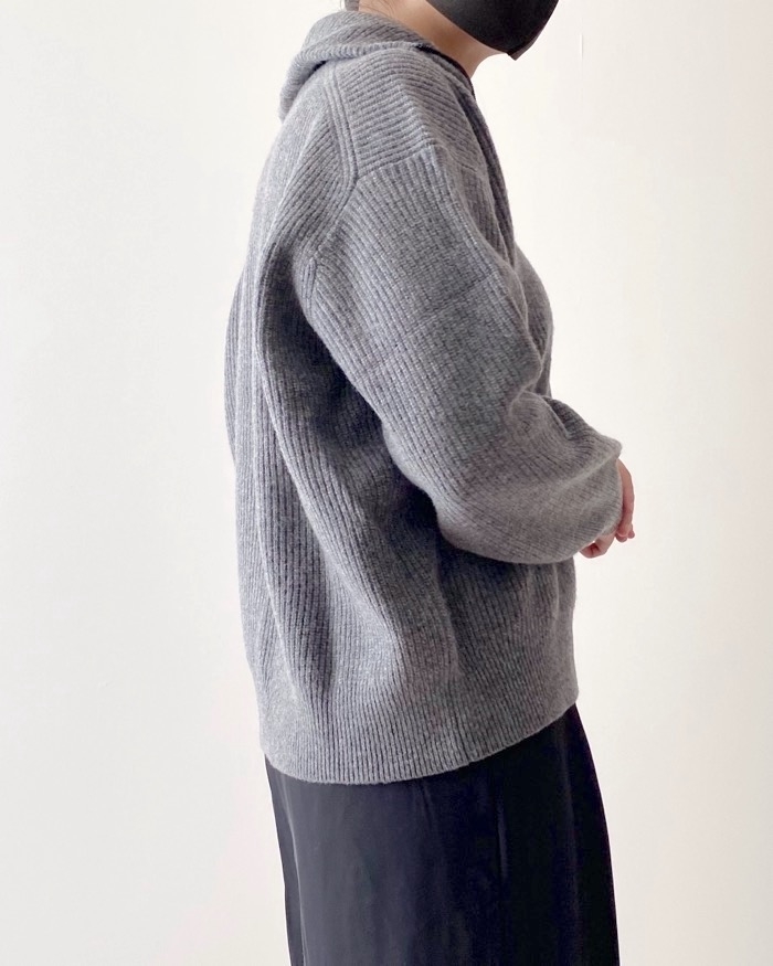 ユニクロのオススメのトップス「プレミアムラムハーフジップセーター（長袖）」