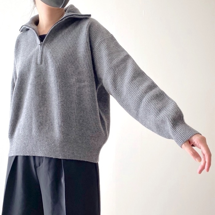 ユニクロのオススメのトップス「プレミアムラムハーフジップセーター(長袖)」