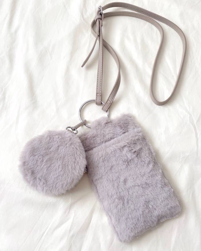 GU(ジーユー)のおすすめアイテム「フェイクファーショルダーポーチ」