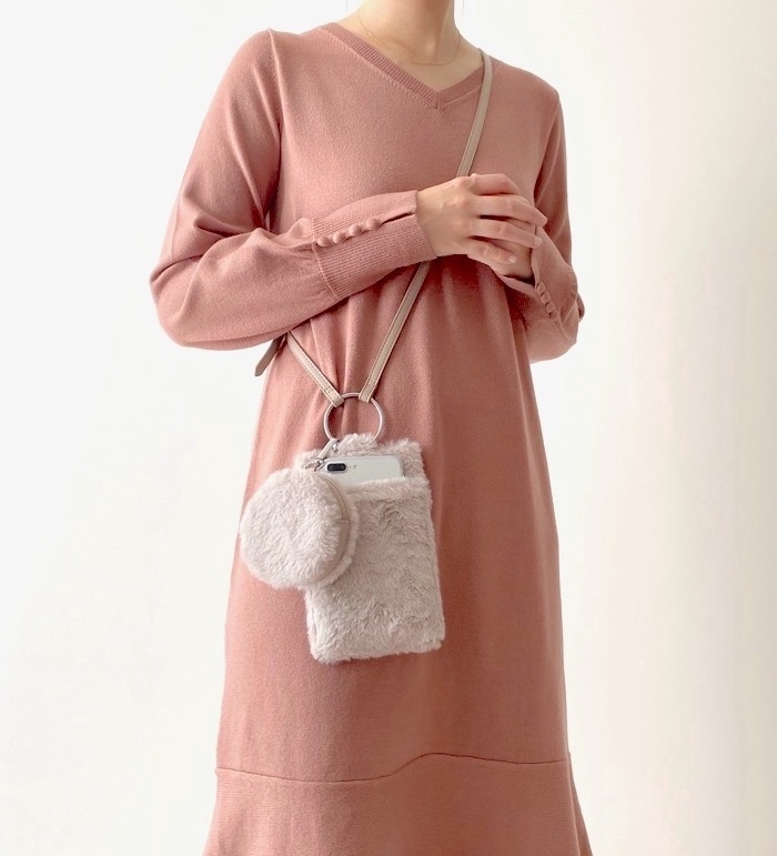 GU(ジーユー)のおすすめアイテム「フェイクファーショルダーポーチ」