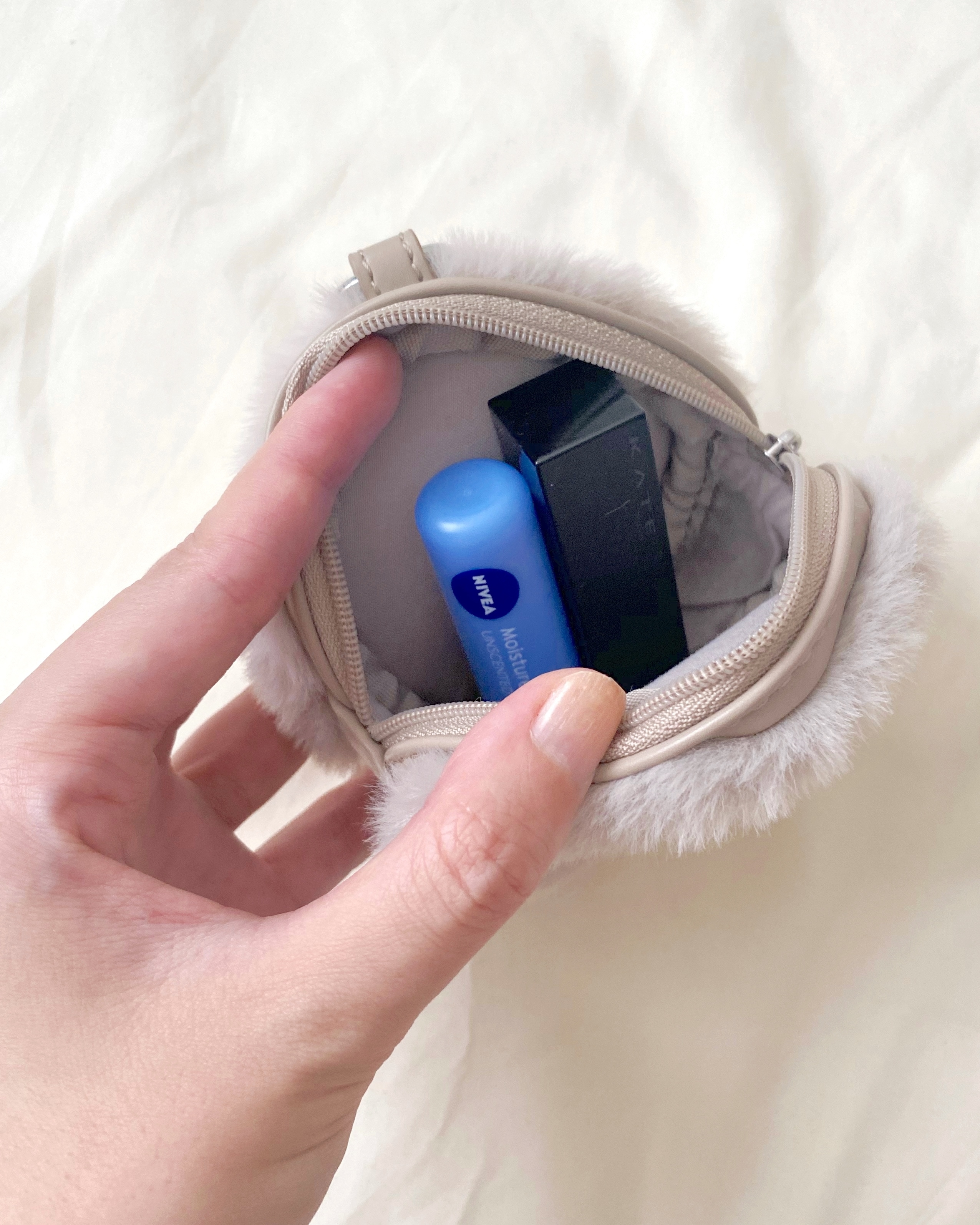 GU（ジーユー）のおすすめアイテム「フェイクファーショルダーポーチ」