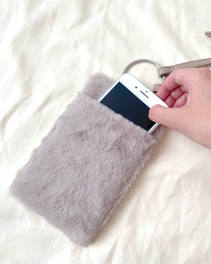 GU（ジーユー）のおすすめアイテム「フェイクファーショルダーポーチ」