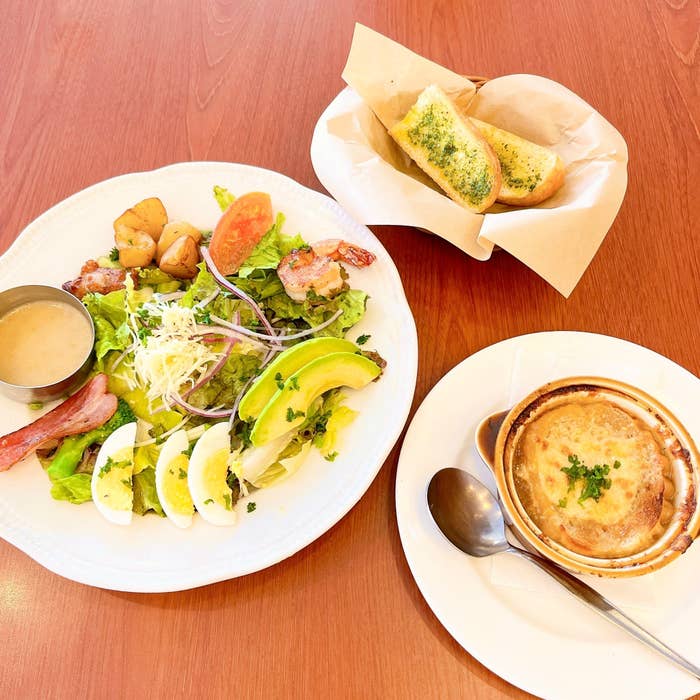 Royal Host(ロイヤルホスト)のオススメのフード「食いしんぼうのシェフサラダ ブランチセット オニオングラタンスープ」