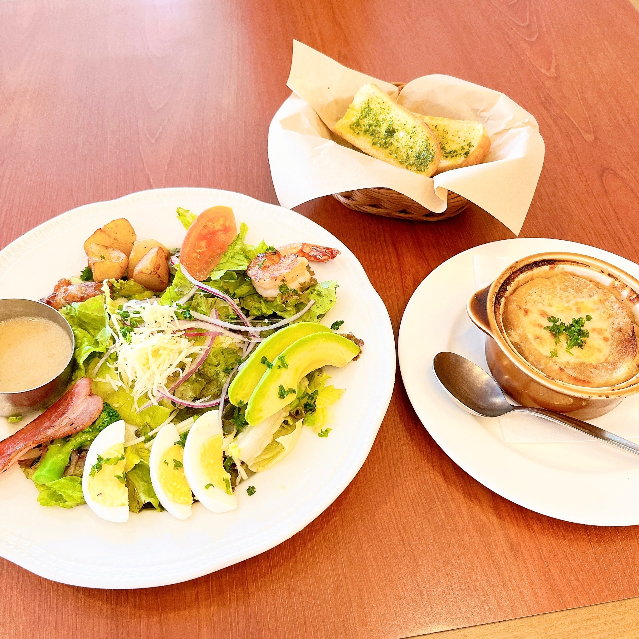 Royal Host(ロイヤルホスト)のオススメのフード「食いしんぼうのシェフサラダ ブランチセット オニオングラタンスープ」