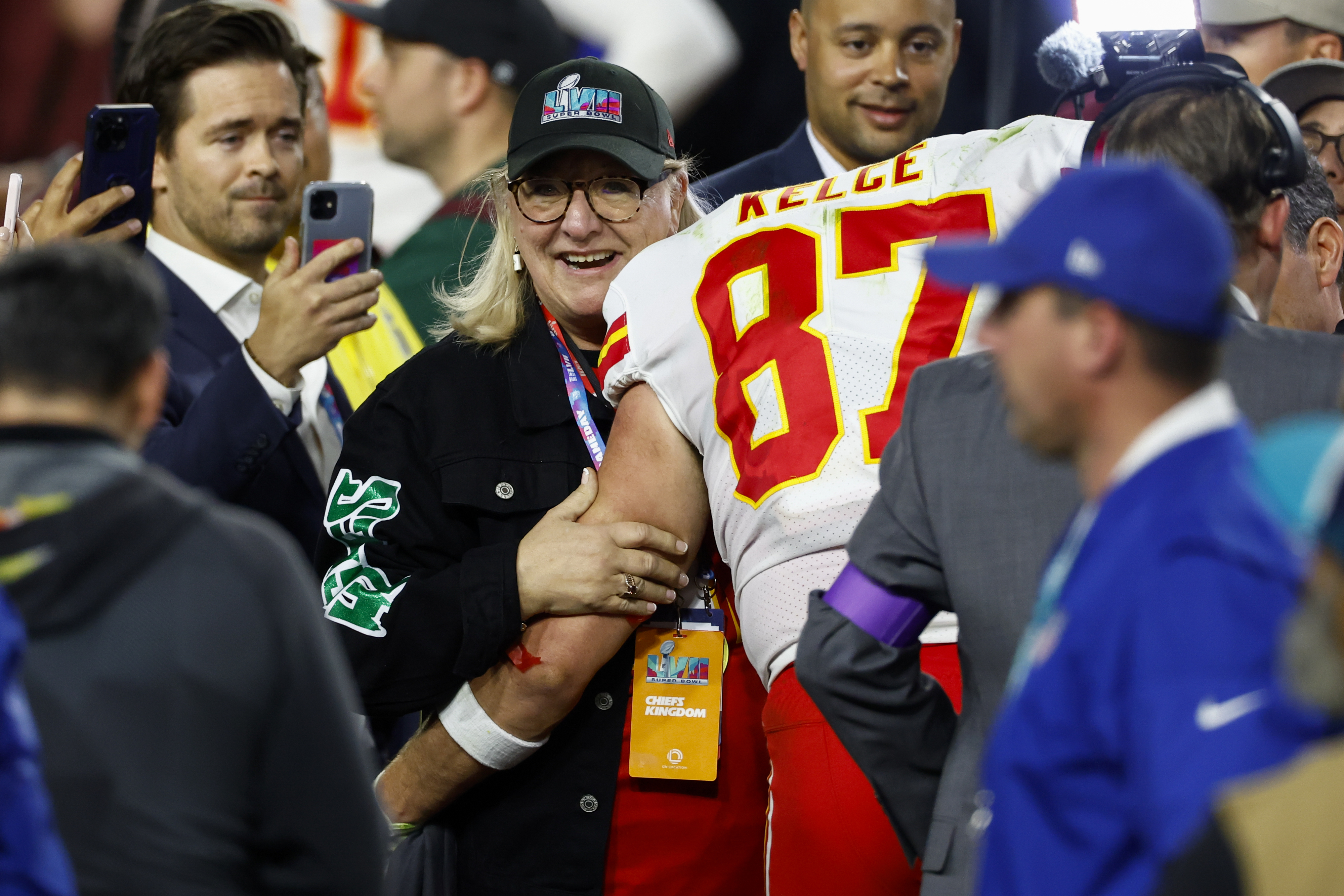 donna at the game being hugged by travis