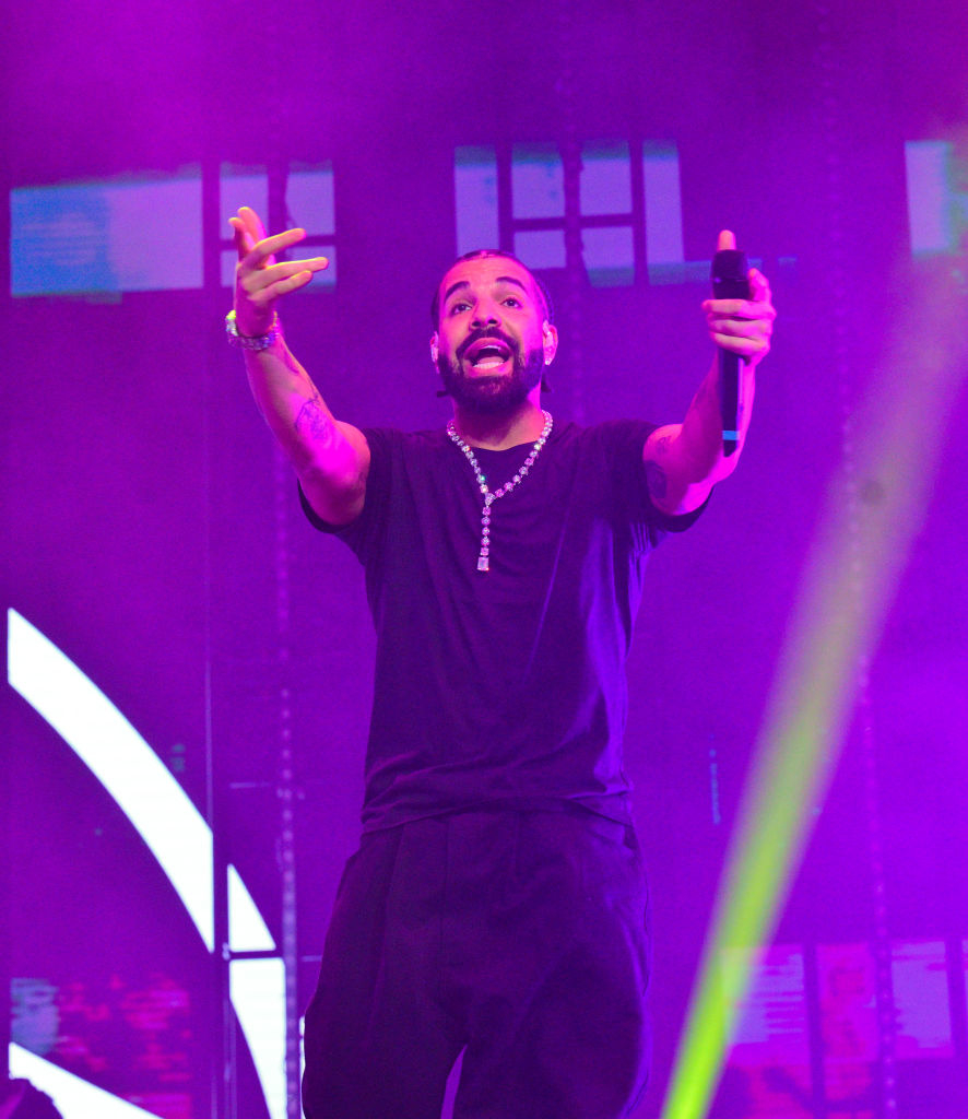 drake pointing his mic to the crowd