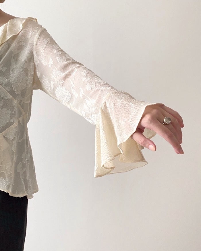 ZARAのオススメのトップス「フリルジャカードブラウス」