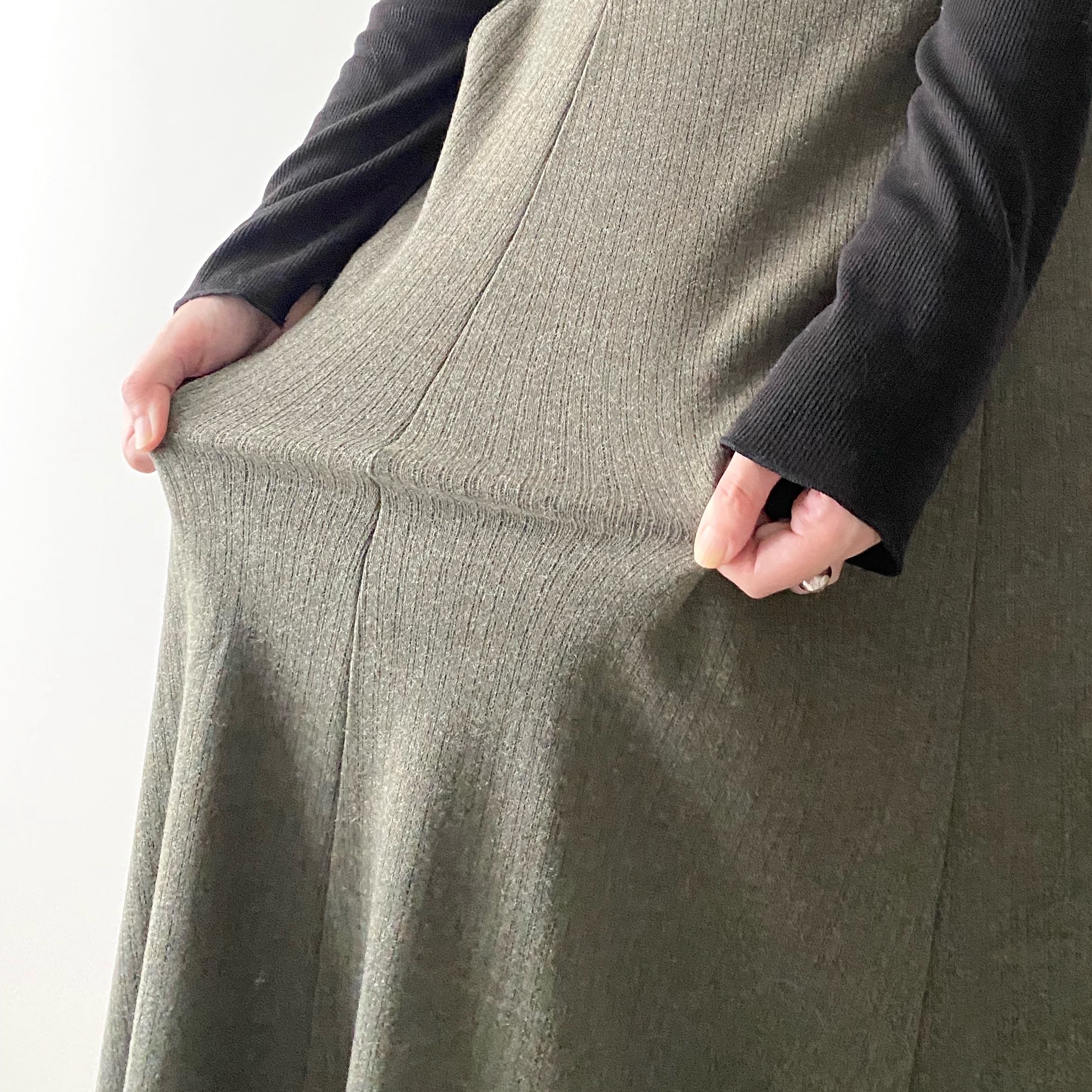 GUのオススメのスカート「ブラッシュドリブフレアロングスカート」