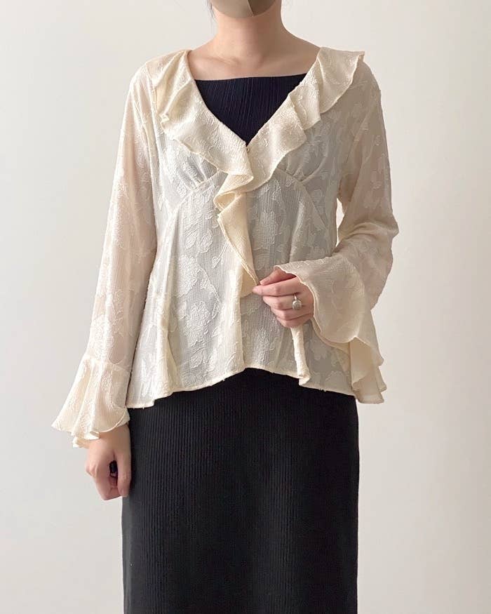 ZARAのオススメのトップス「フリルジャカードブラウス」