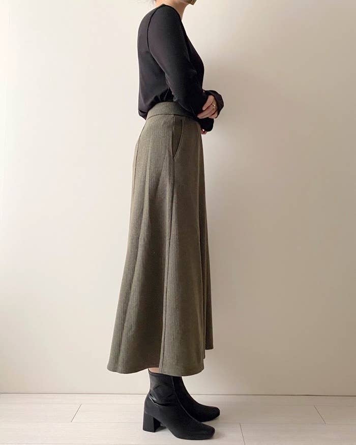 GUのオススメのスカート「ブラッシュドリブフレアロングスカート」