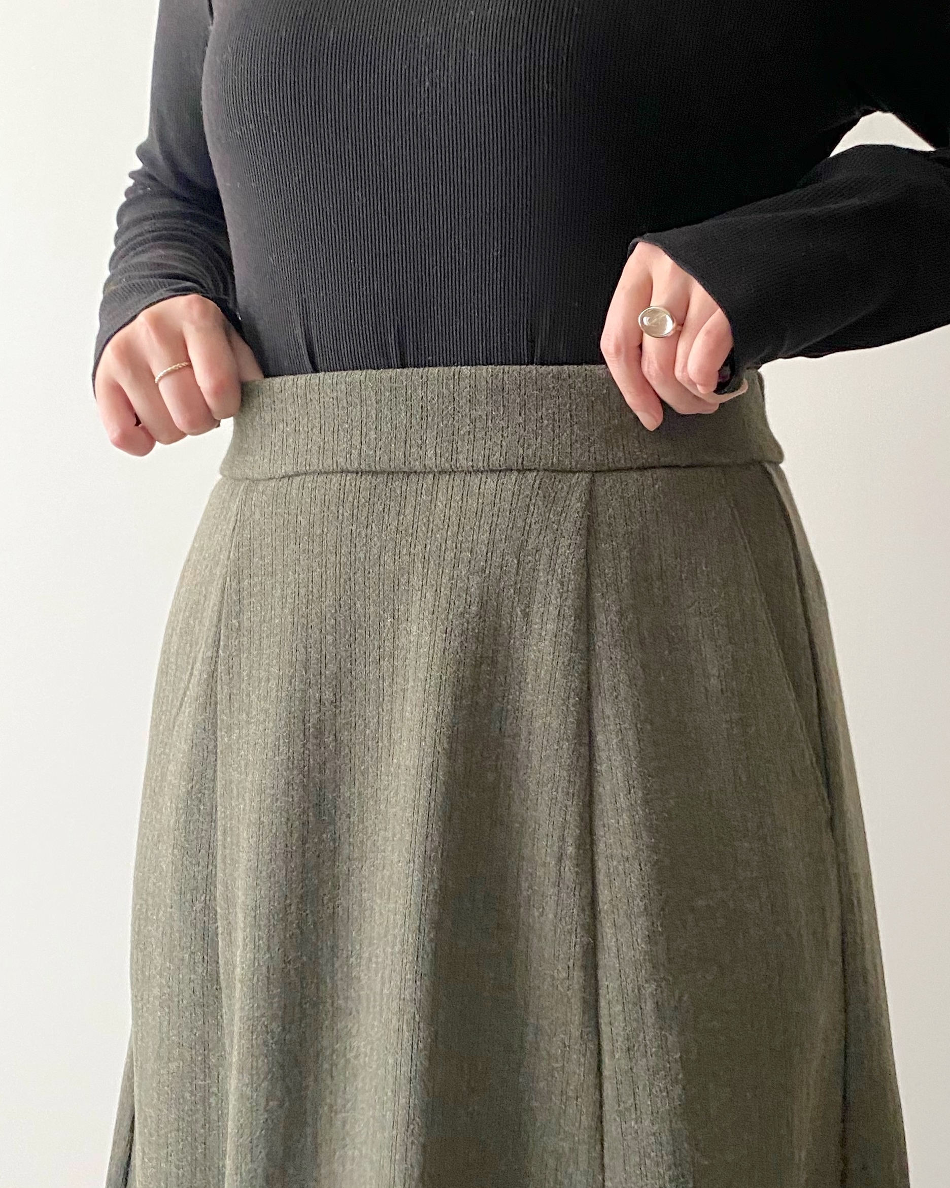 GUのオススメのスカート「ブラッシュドリブフレアロングスカート」