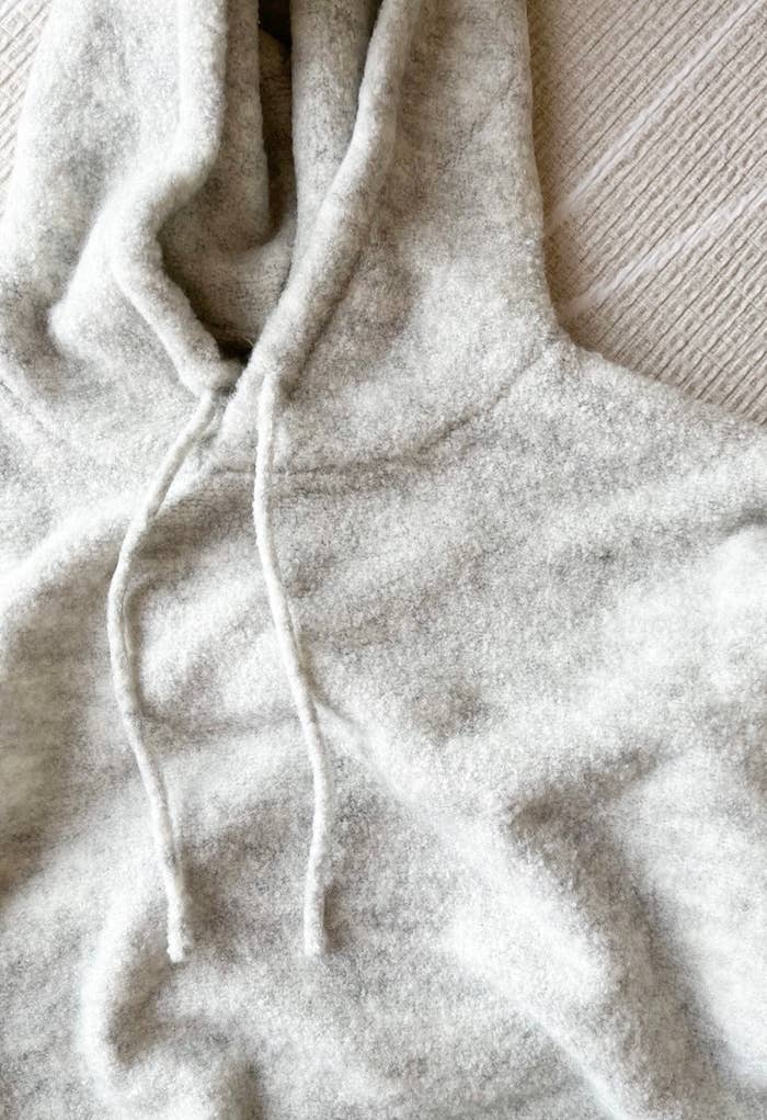 GU(ジーユー)のおすすめトップス「ブークレフーディセーター(長袖)+E」