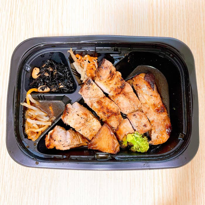 大戸屋のオススメのメニュー「大戸屋炭火焼き肉厚トンテキ弁当」