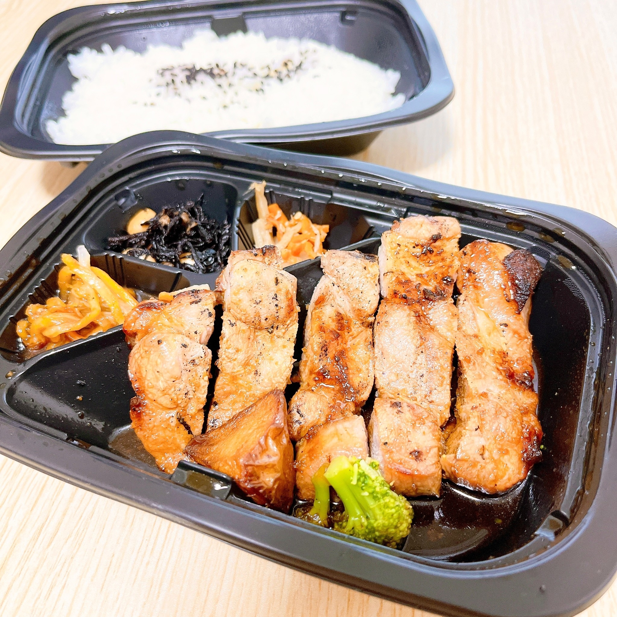 大戸屋のオススメのメニュー「大戸屋炭火焼き肉厚トンテキ弁当」