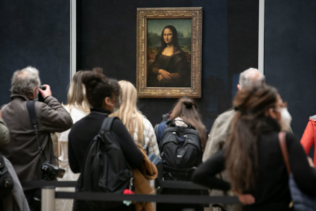 People gathering around the &quot;Mona Lisa&quot;