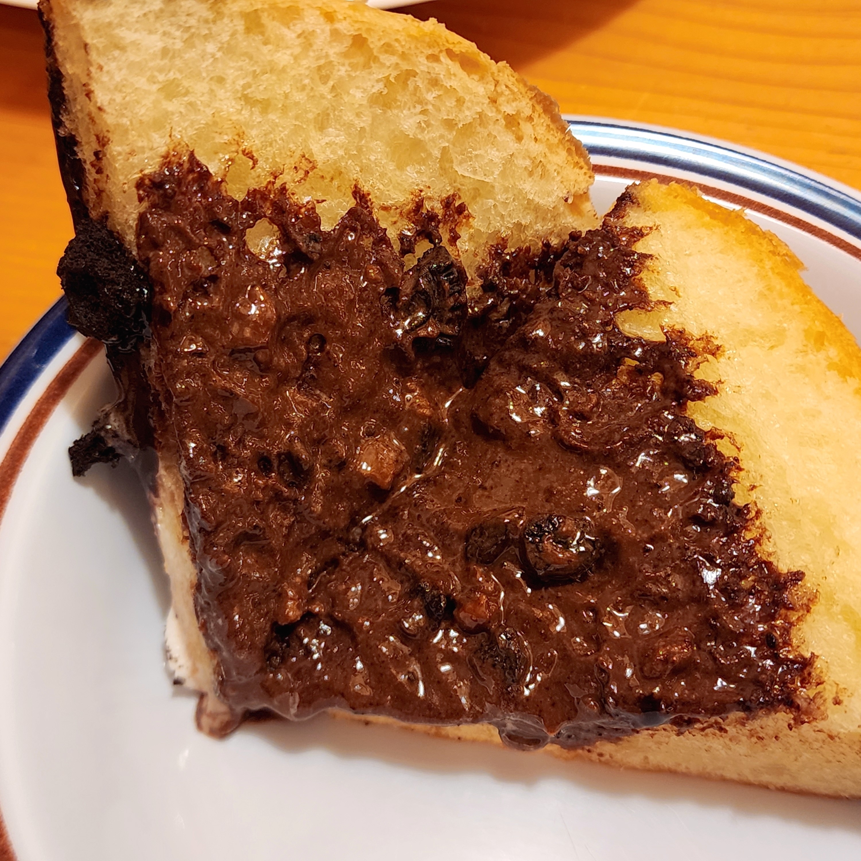 コメダ珈琲店のおすすめスイーツ「シロノワール ブラックサンダー」