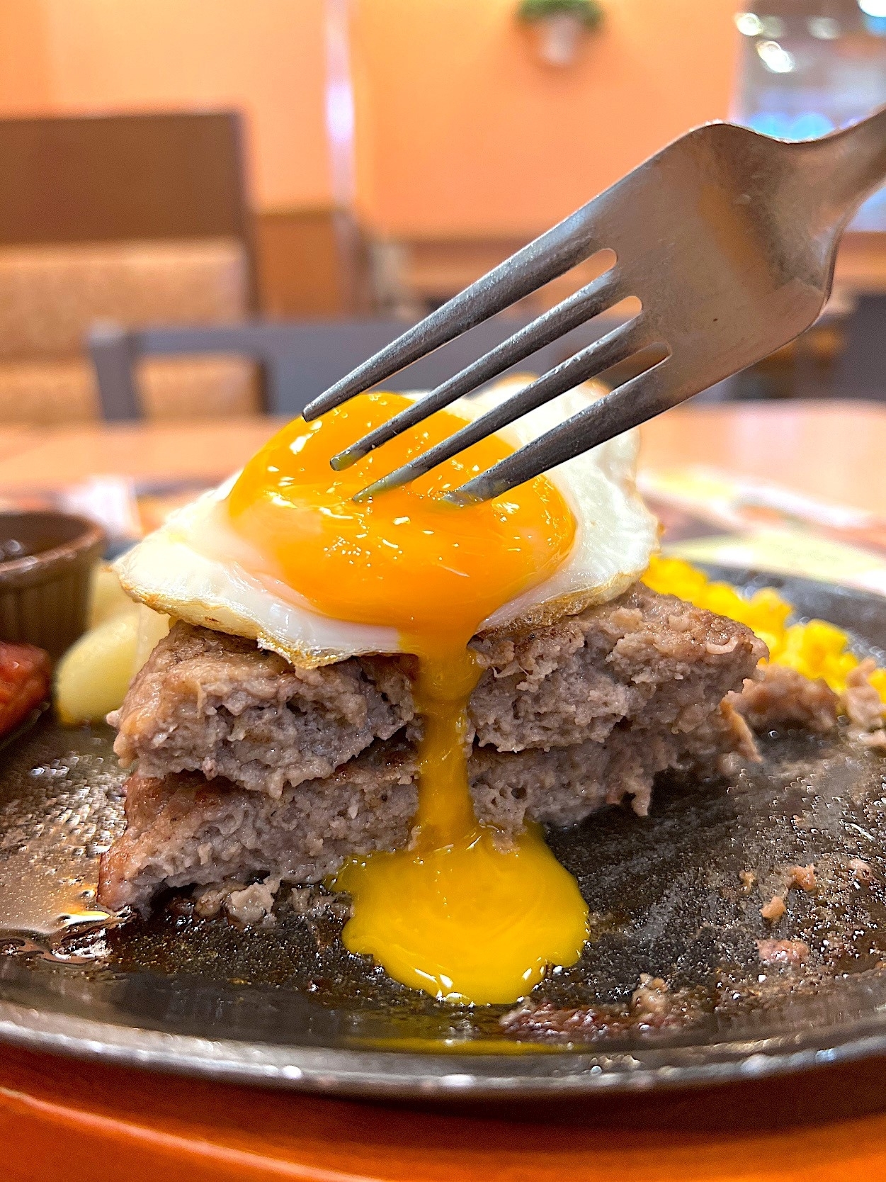 サイゼリヤのオススメのメニュー「チョリソーとハンバーグの盛合せ」