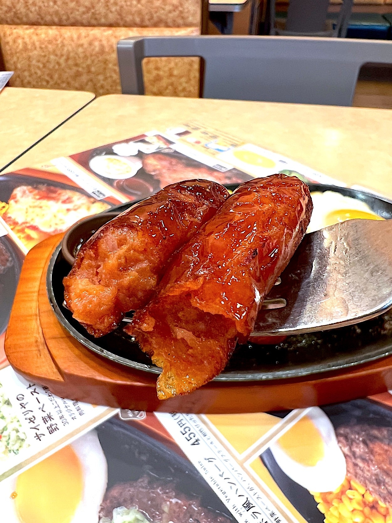 サイゼリヤのオススメのメニュー「チョリソーとハンバーグの盛合せ」