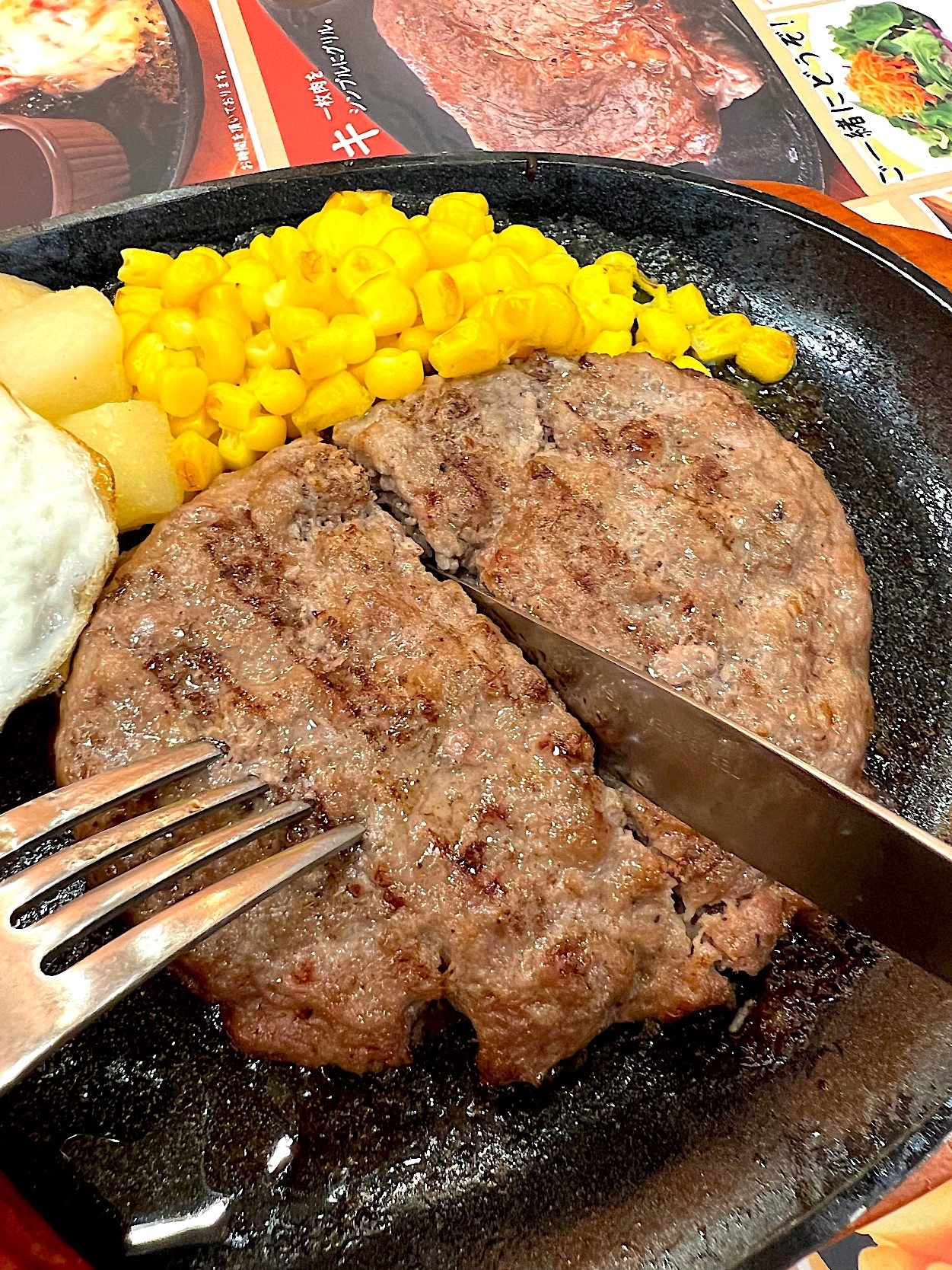 サイゼリヤのオススメのメニュー「チョリソーとハンバーグの盛合せ」