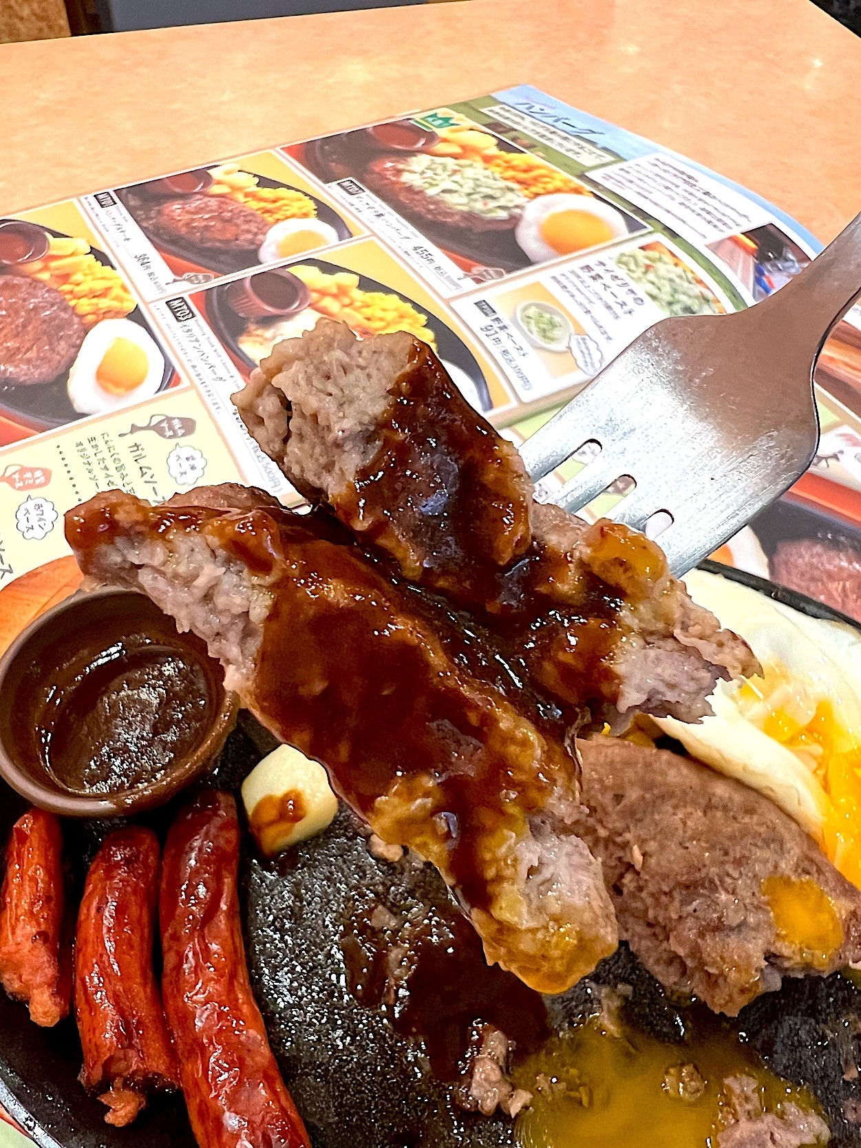 サイゼリヤのオススメのメニュー「チョリソーとハンバーグの盛合せ」