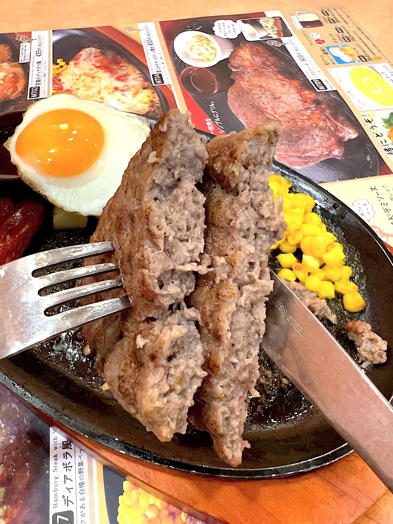 サイゼリヤのオススメのメニュー「チョリソーとハンバーグの盛合せ」