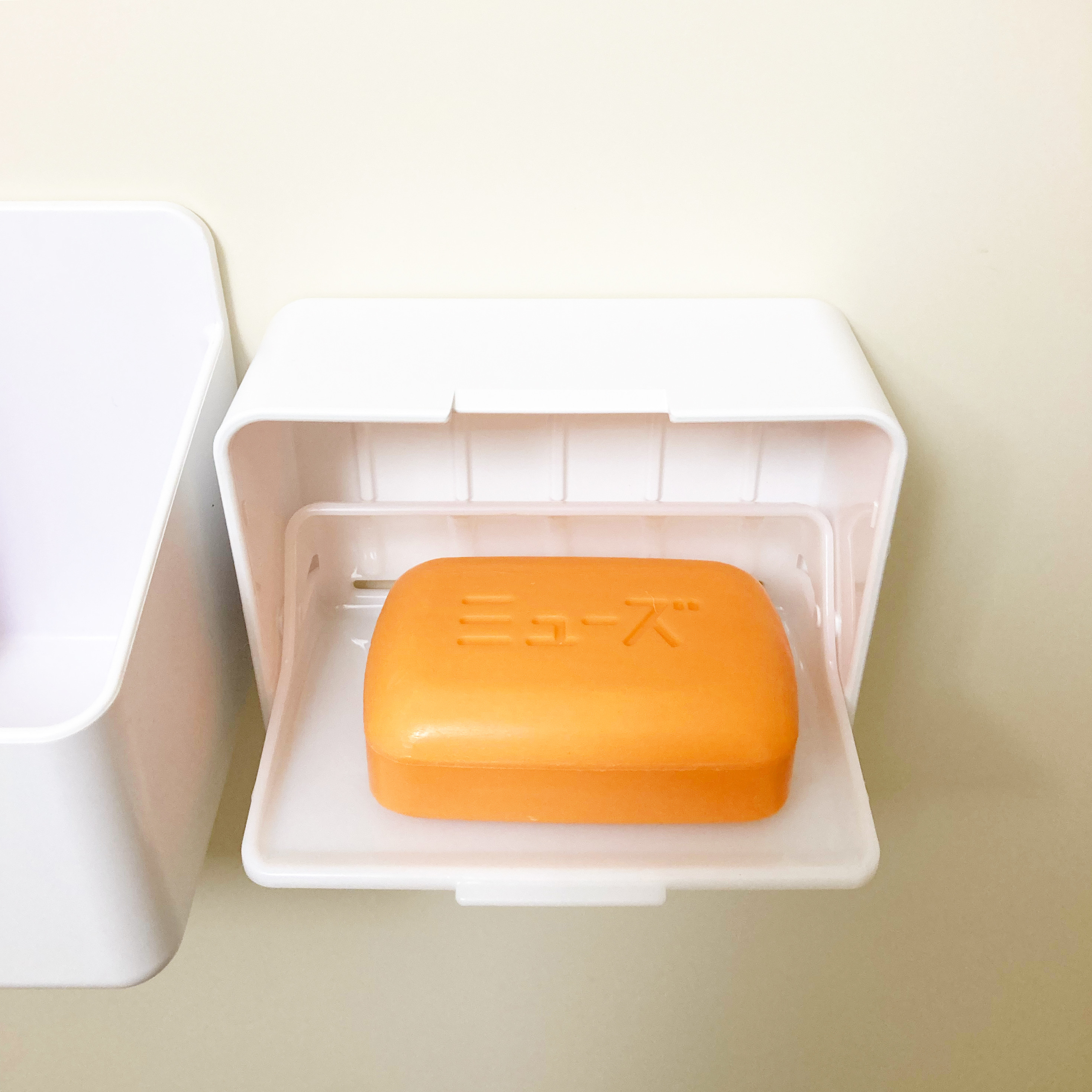 DAISO(ダイソー)の浮かせえる収納アイテム「カバー付きソープホルダー(バス用マグネット)」