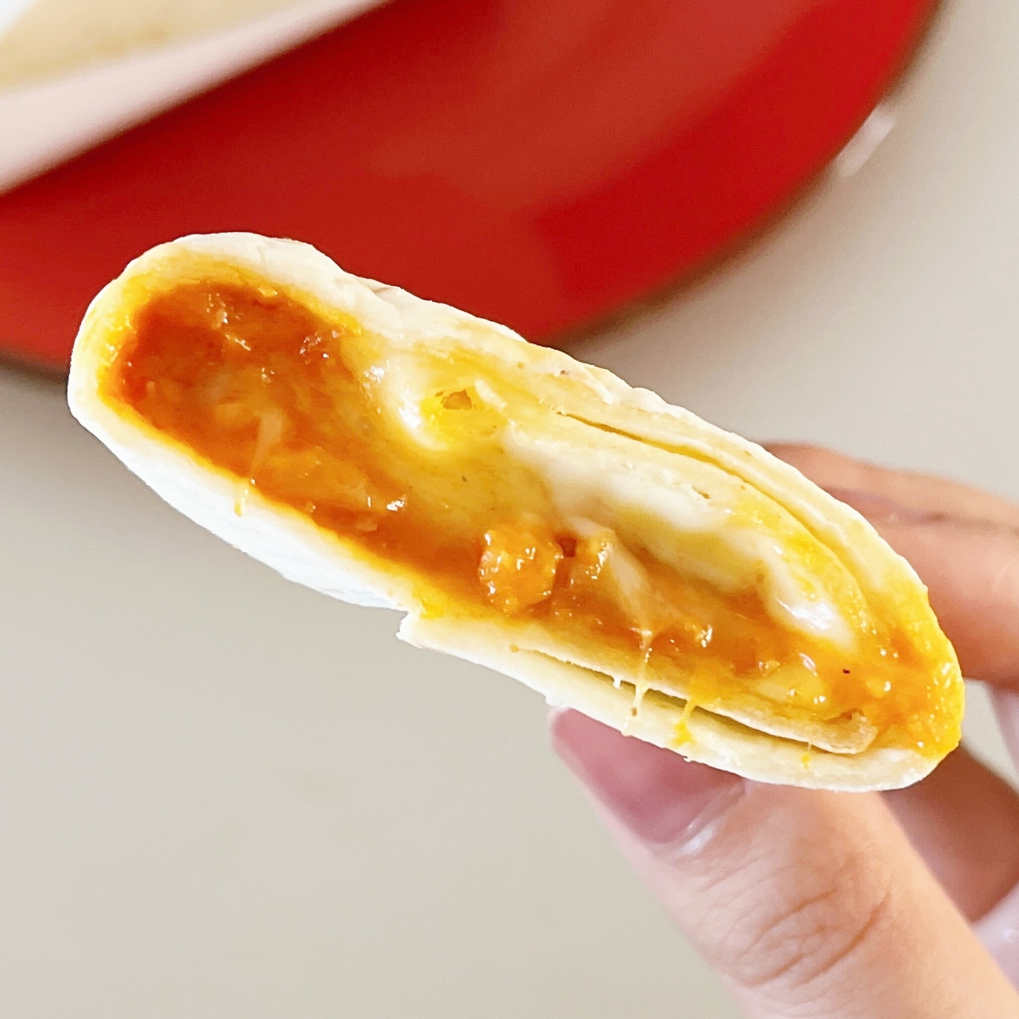 セブン-イレブンのオススメの新商品「ブリトー濃厚トマトクリームのラザニアソース」