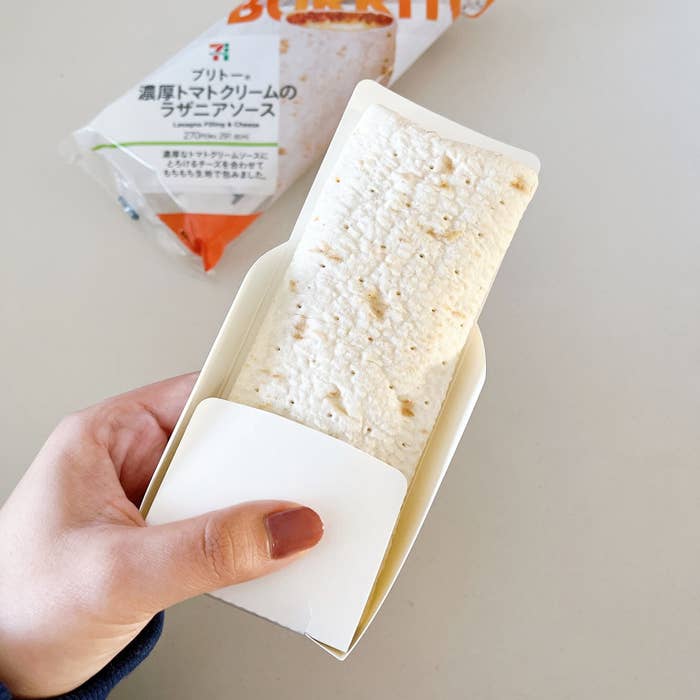 セブン-イレブンのオススメの新商品「ブリトー濃厚トマトクリームのラザニアソース」