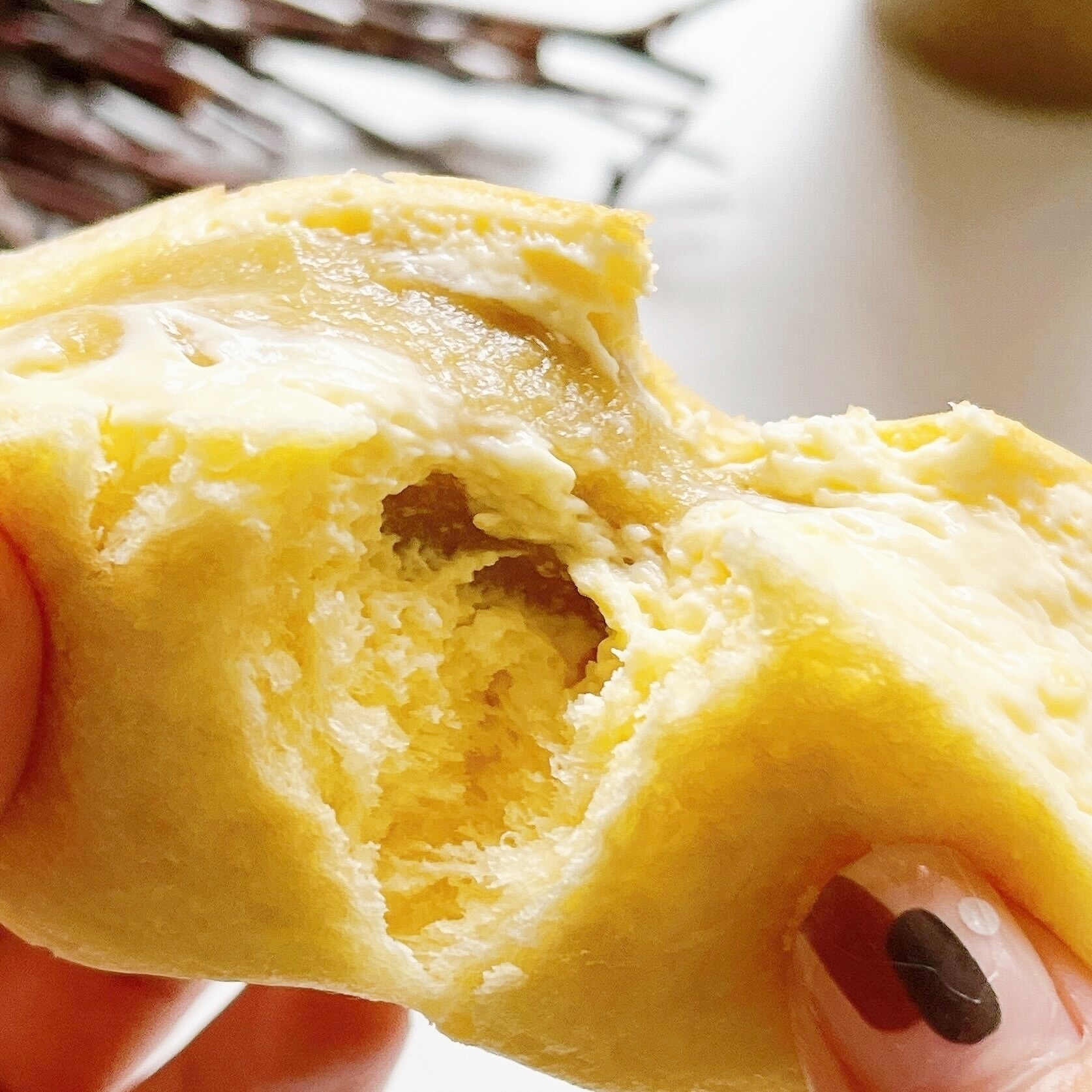 FamilyMart(ファミリーマート)のおすすめパン「八天堂 冷やして食べるとろけるくりーむパン 紅はるか」