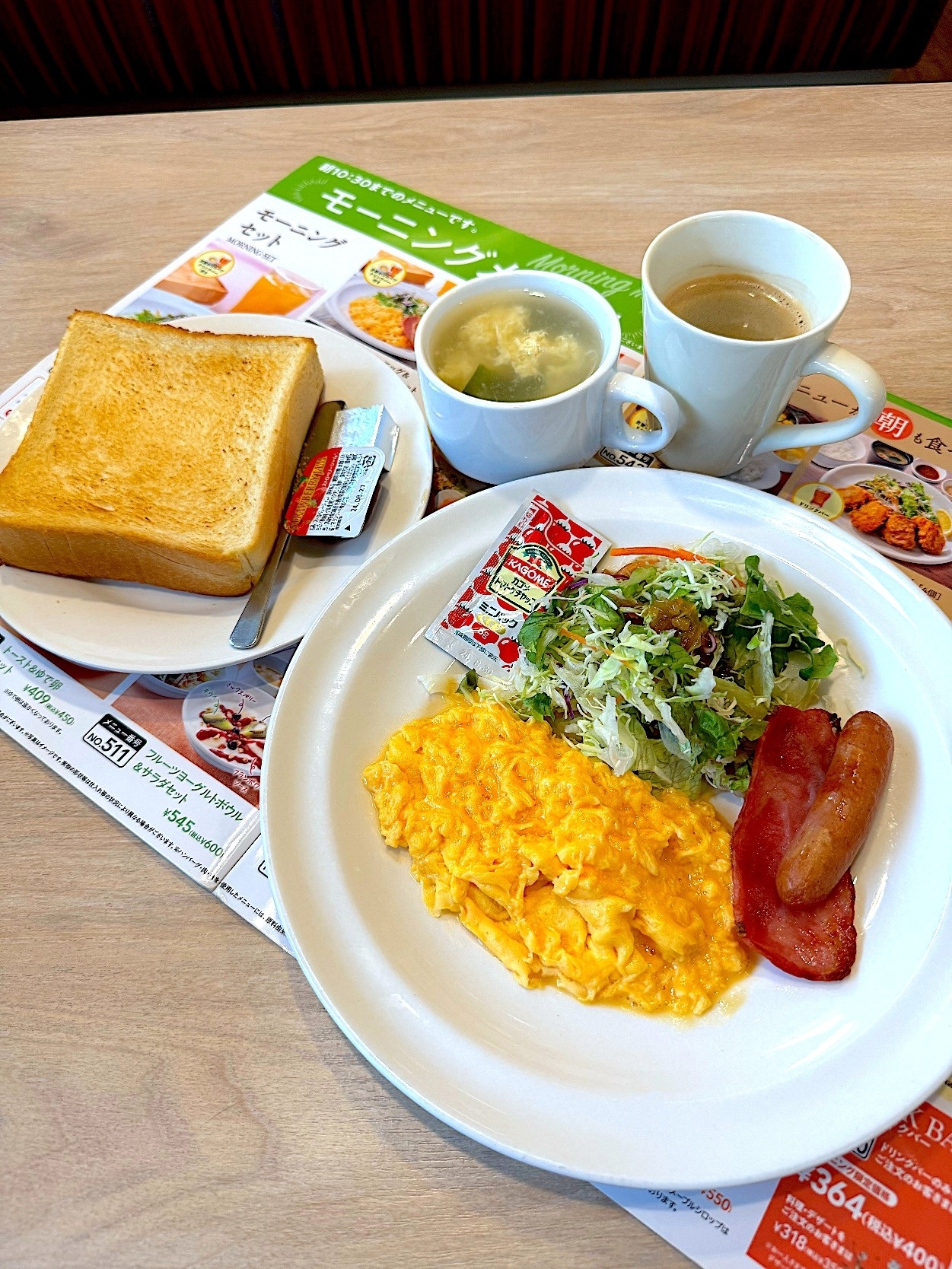 ガストのオススメのメニュー「スクランブルエッグ&ベーコンソーセージセット」