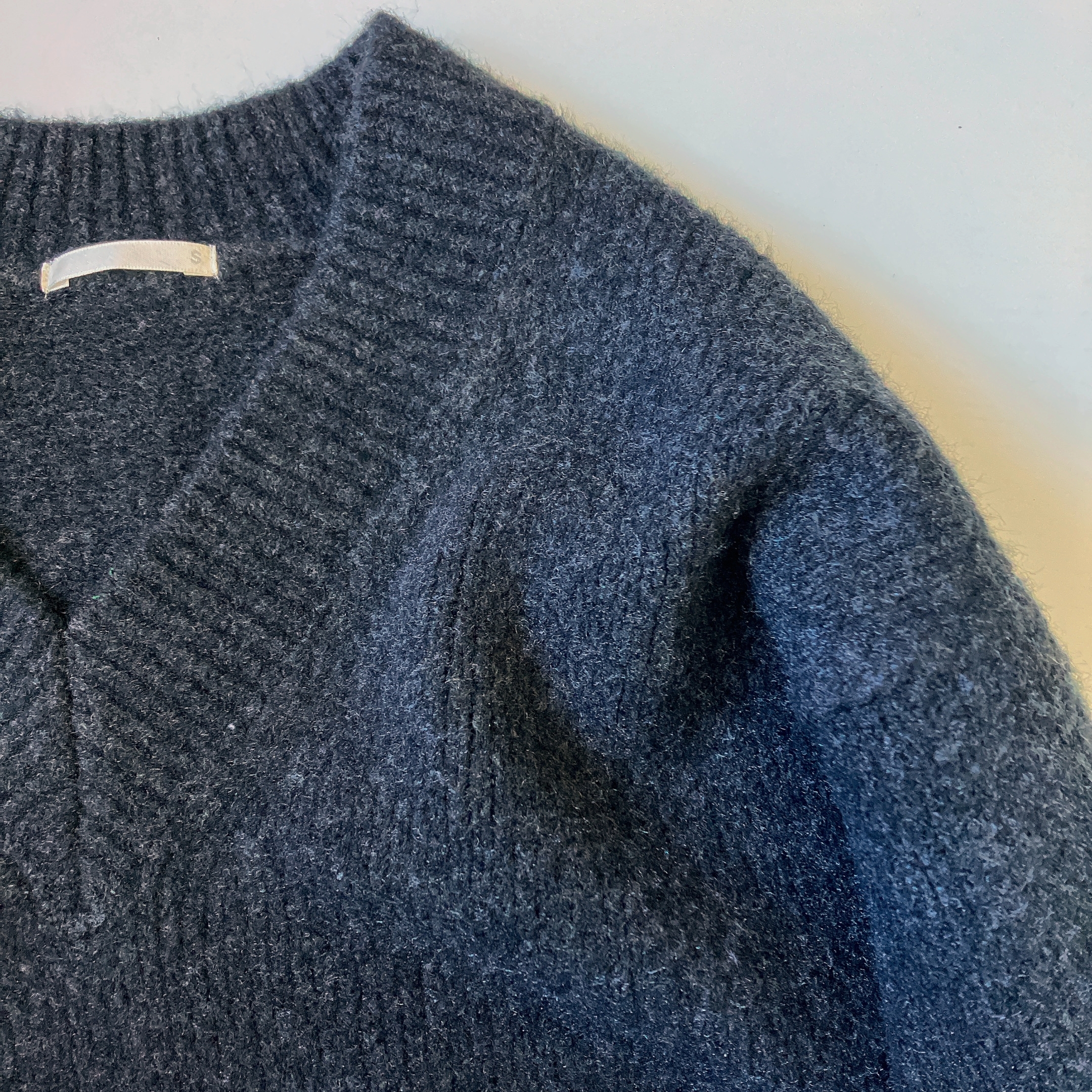 GU（ジーユー）のおすすめトップス「ブラッシュドヤーンVネックセーター（長袖）」