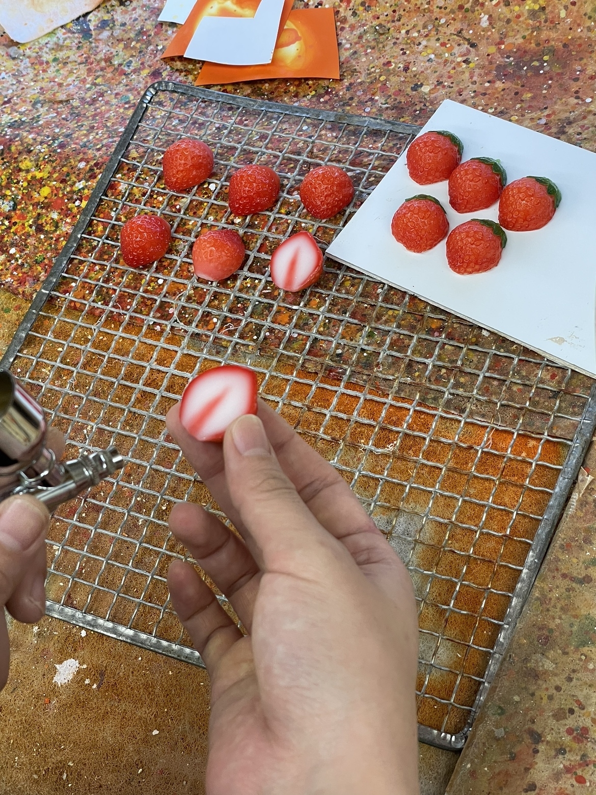 ©デザインポケット / BuzzFeed JAPAN イチゴ制作風景