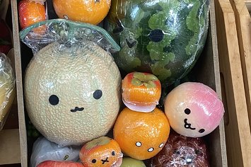 スイカゲーム』が現実に？ 大阪千日前で発見されたかわいい果物たちの