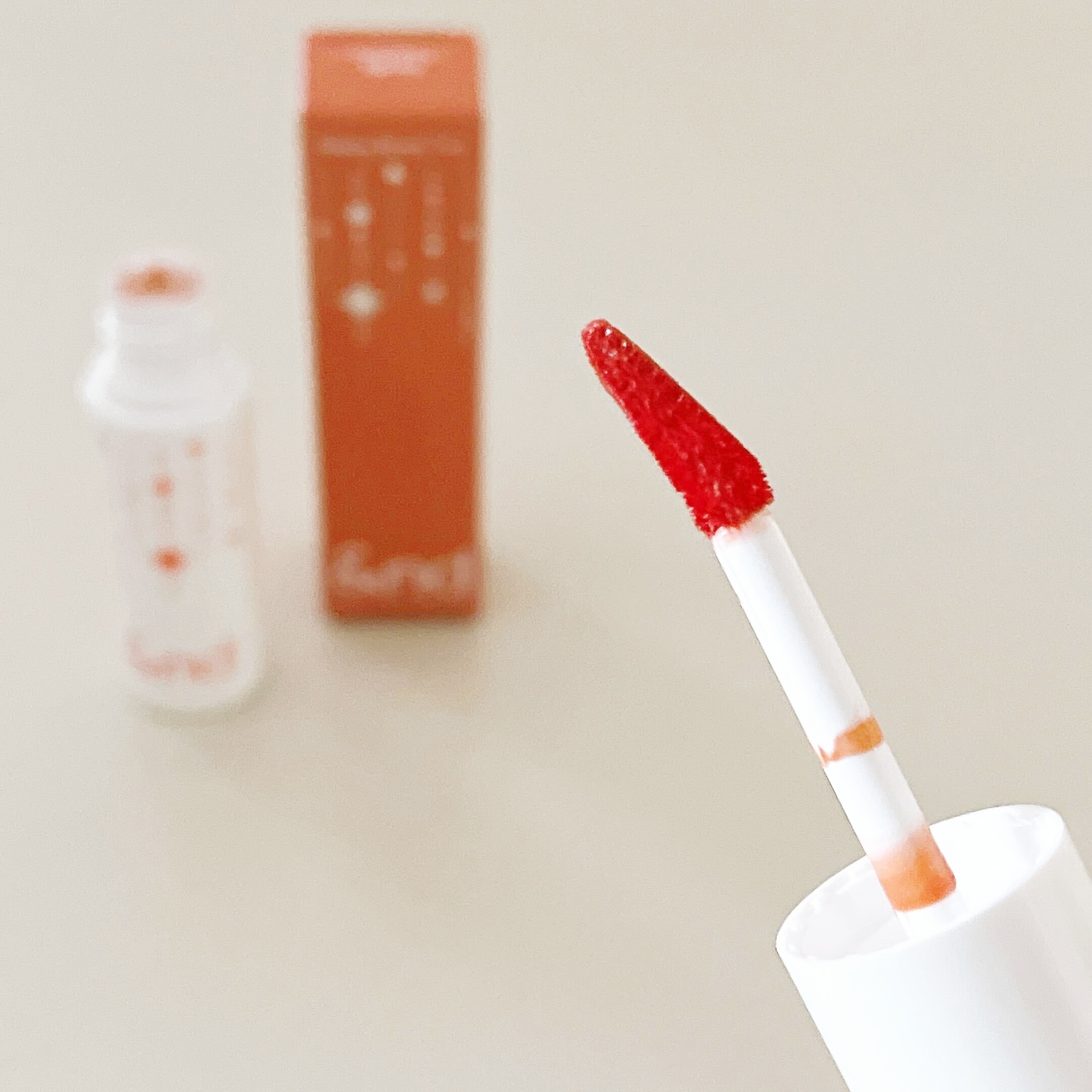 LAWSON(ローソン)のオススメのコスメ「&nd by rom&nd グラッシーボムティントレッドフレーク」「&nd by rom&nd グラッシーボムティントコーラルスノー」