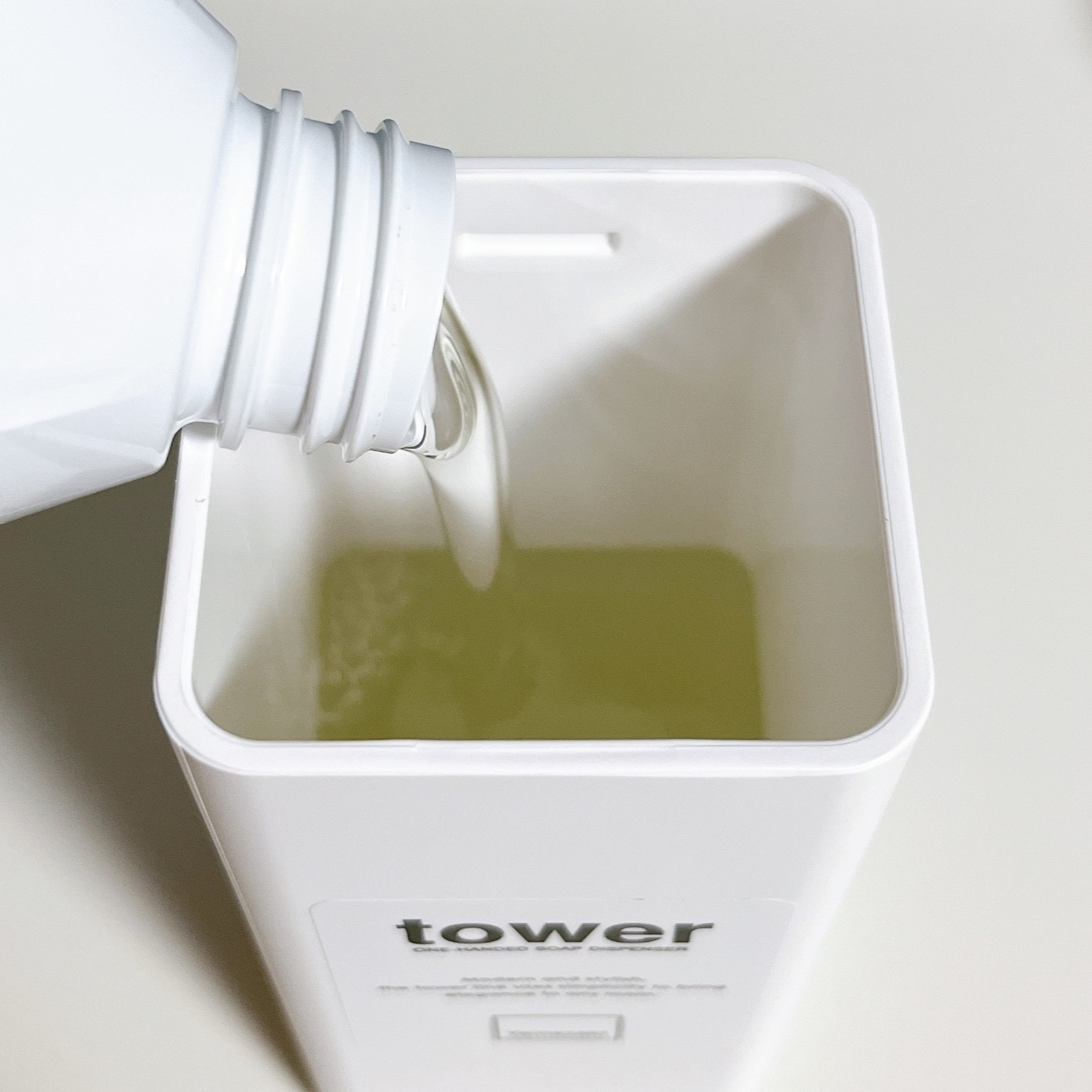 ロフトのオススメのグッズ「片手で出せるディスペンサー ホワイト tower(タワー)」