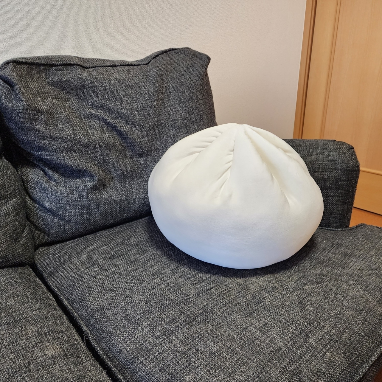 ニトリのおすすめインテリア「モチモチクッション ニクマン（NM001）」