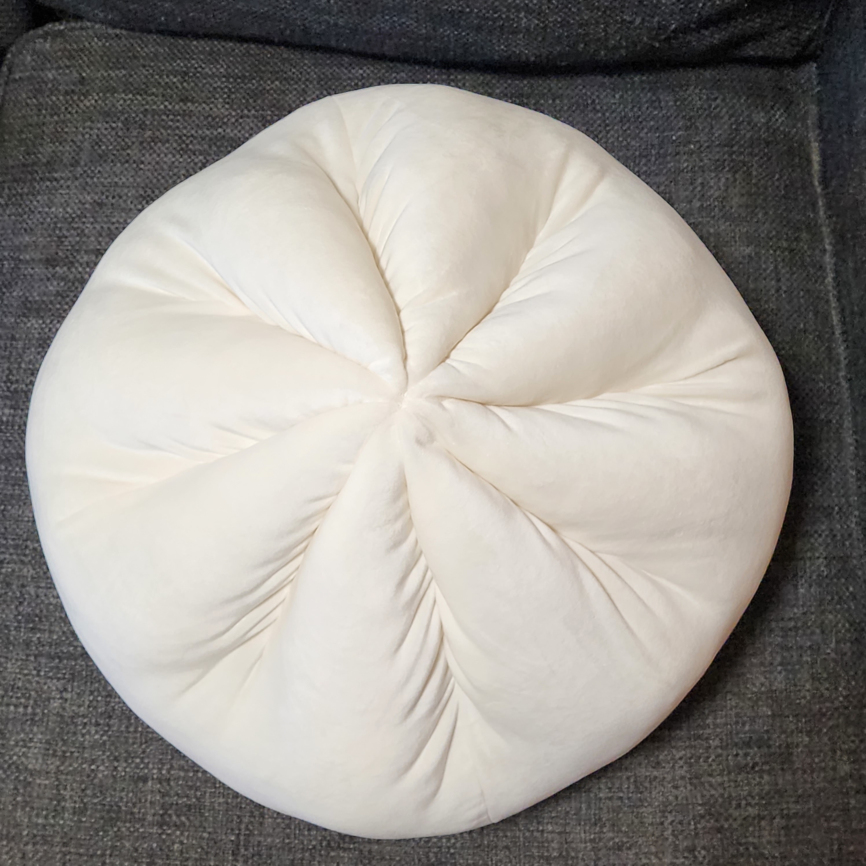 ニトリのおすすめインテリア「モチモチクッション ニクマン（NM001）」