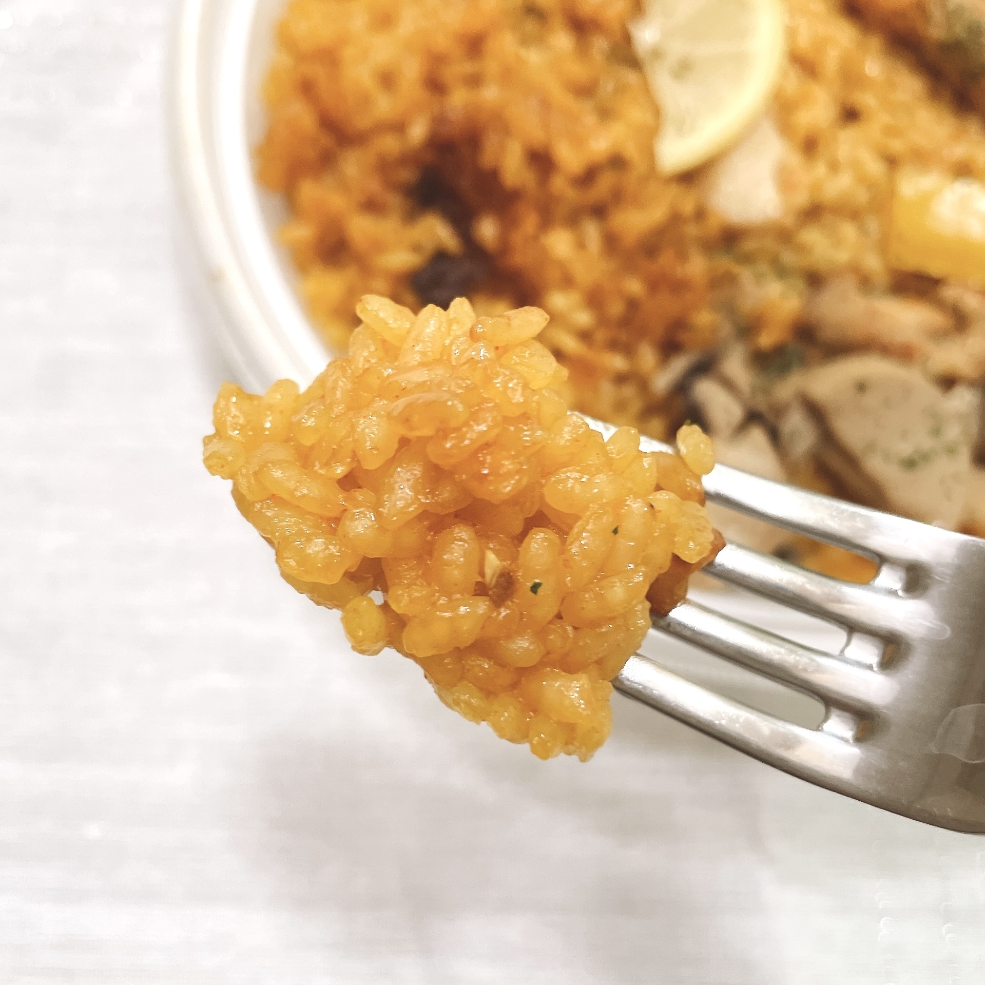 セブン-イレブンのオススメグルメ「全日本パエリア連盟公認 海老と鶏のいろどり野菜のパエリア」