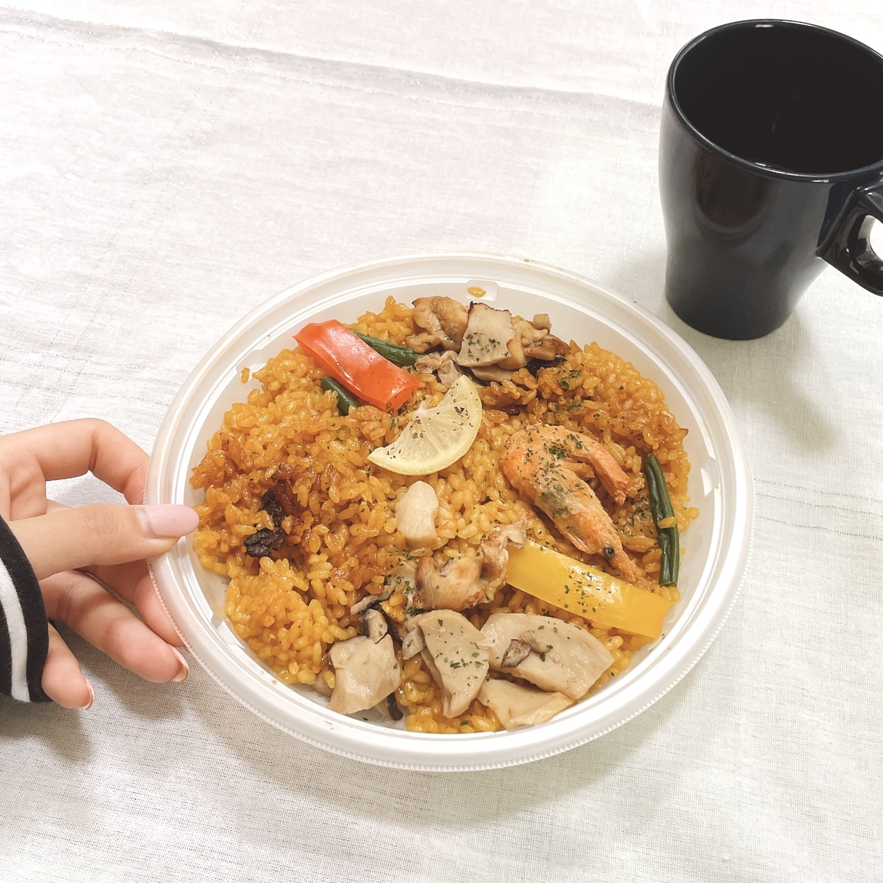 セブン-イレブンのオススメグルメ「全日本パエリア連盟公認 海老と鶏のいろどり野菜のパエリア」