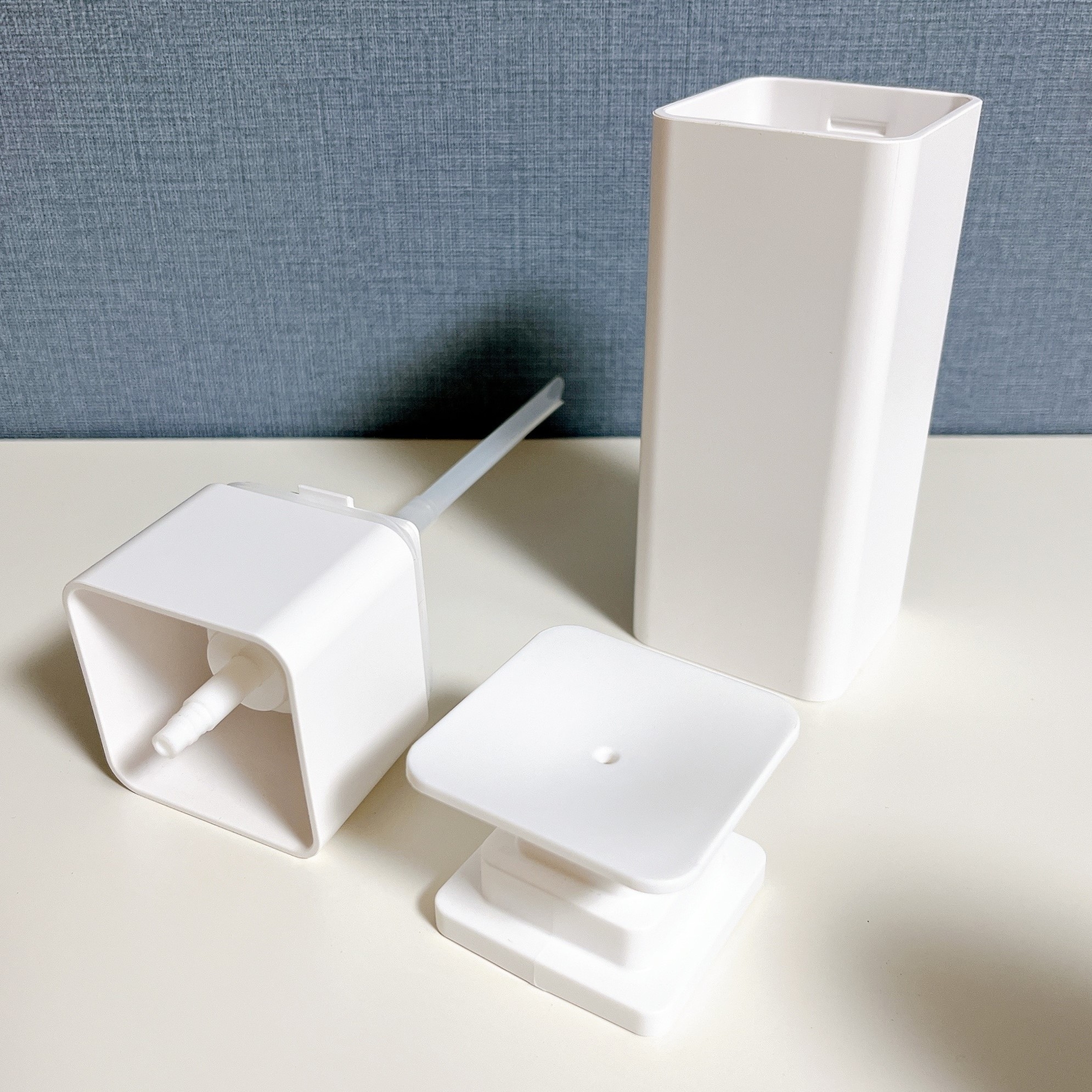 ロフトのオススメのグッズ「片手で出せるディスペンサー ホワイト tower（タワー）」