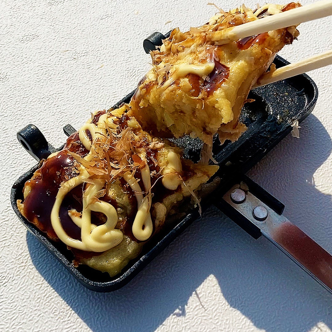 お手軽キャンプグッズでお好み焼き！ レシピ・作り方｜Tasty