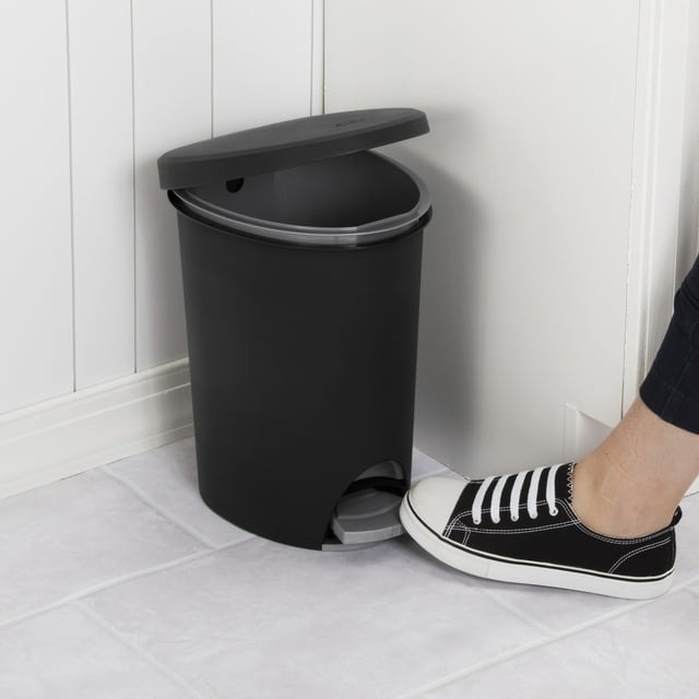 the wastebasket with a pedal you can open by stepping on it