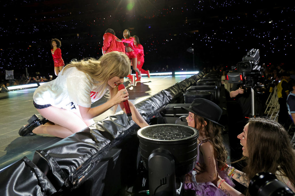 Taylor giving a hat to a fan