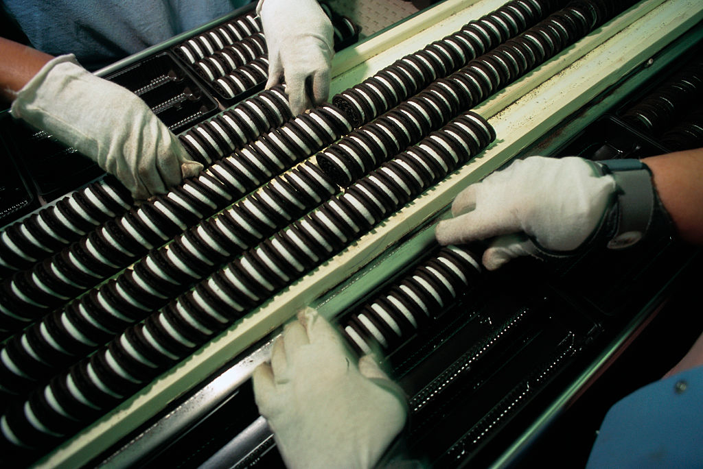 workers packaging oreo cookies in 2000