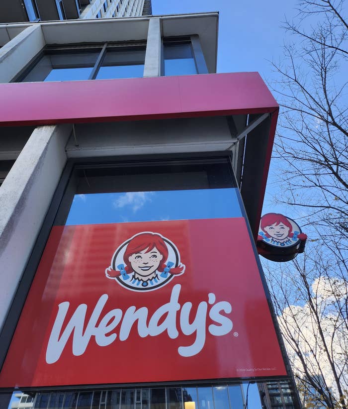 the outside of a wendys on a clear day