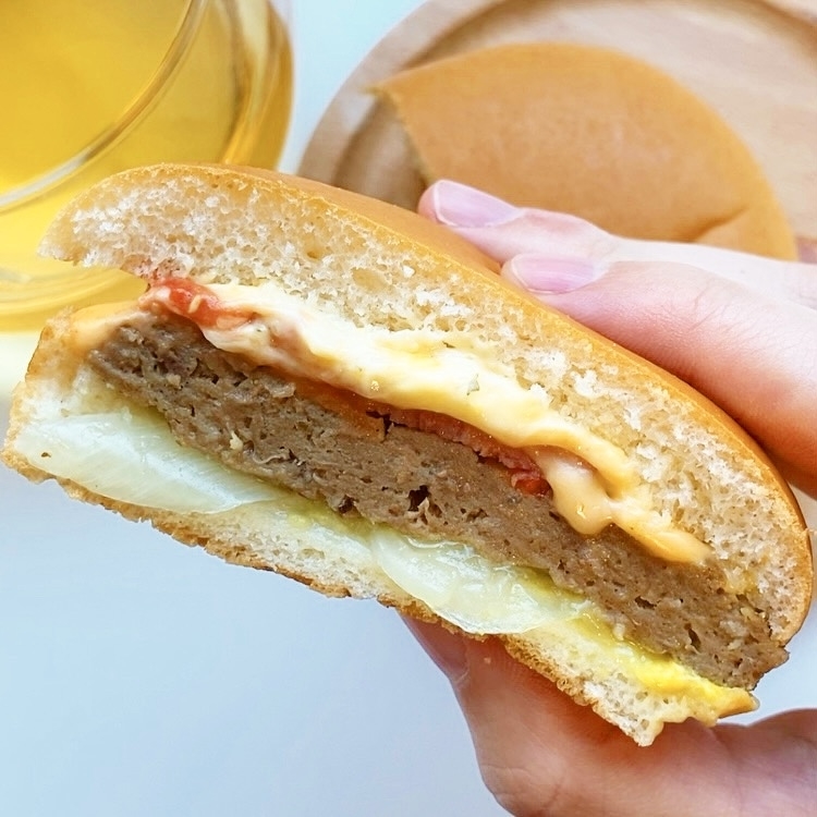 LAWSON(ローソン)のおすすめ商品「2023年 日本バーガー選手権第1位 BBB.PJ監修 ベーコンチーズバーガー」