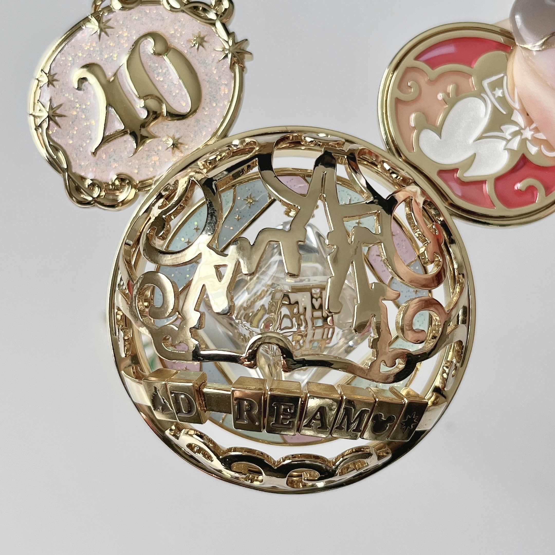 ディズニーランドとシーの限定おみやげ「モーメンツゴーラウンド」