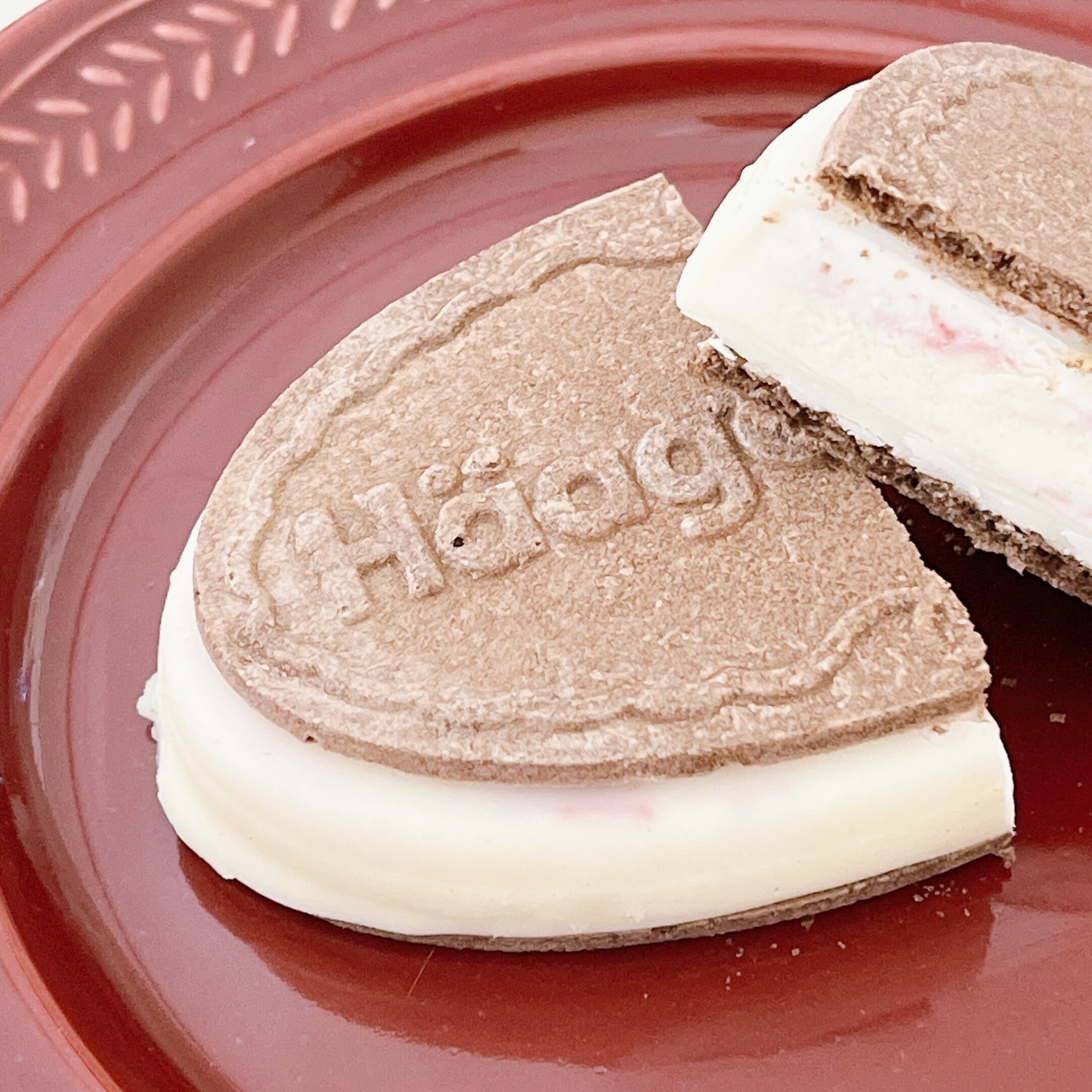 セブン-イレブンのオススメのアイス「ハーゲンダッツ クリスピーサンド 木苺とバニラのパフェ」